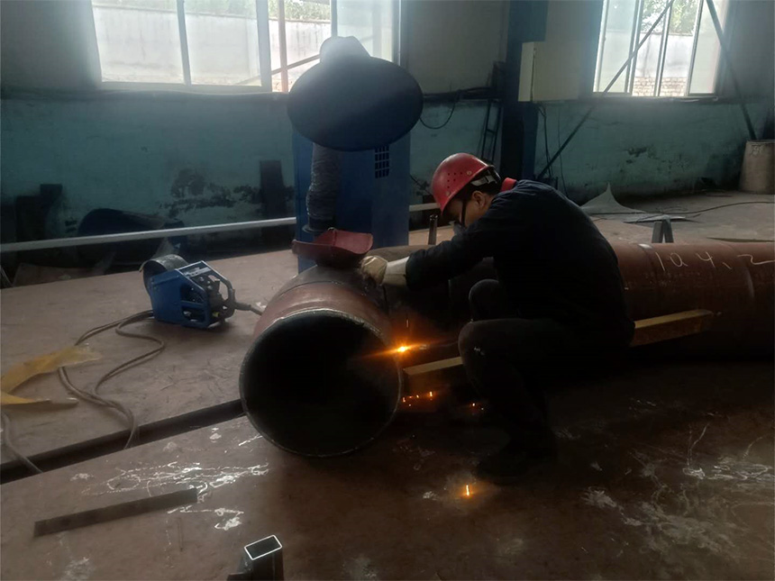 【耐磨管道】韶欣的技術(shù)老師正在焊接耐磨管道(圖1)